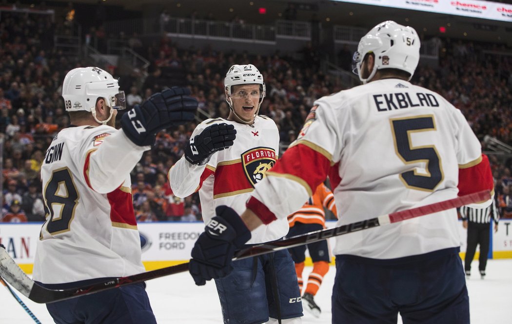 Nick Bjugstad (uprostřed) pomohl k výhře proti Oilers jednou asistencí