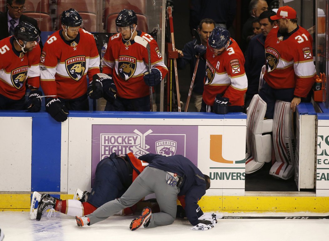 Connor Brickley dostal lékařskou péči přímo na ledě