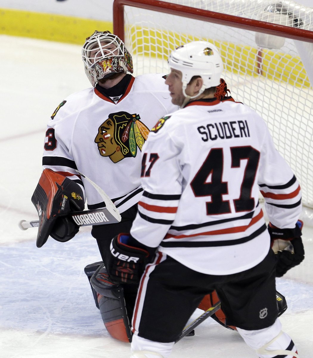 Brankář Blackhawks Scott Darling inkasoval od Floridy čtyři branky