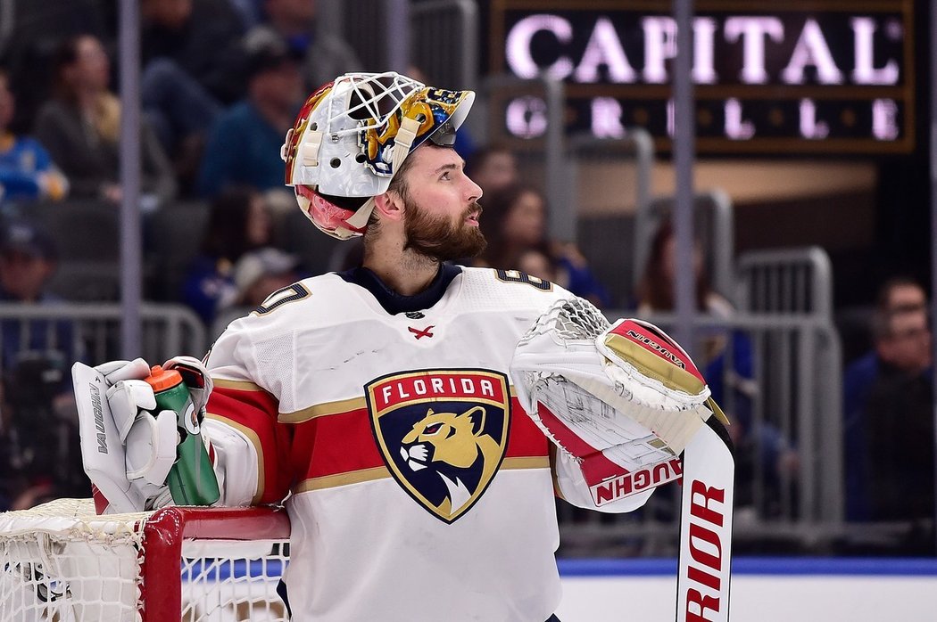 Díky zisku dvou bodů na ledě St. Louis Florida žije. Za naději vděčí brankáři Chrisi Driedgerovi, který v posledním týdnu ohromil NHL.