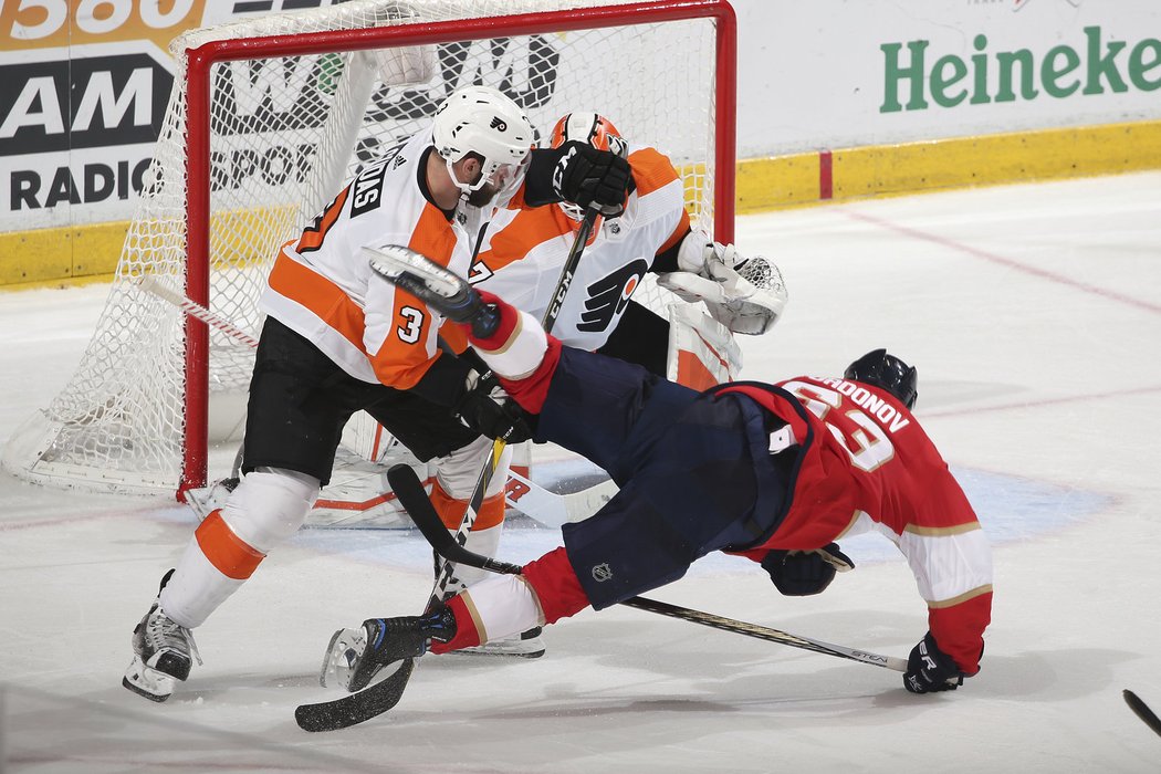 Radko Gudas odklízí před bránou Jevgenije Dadonova z Floridy