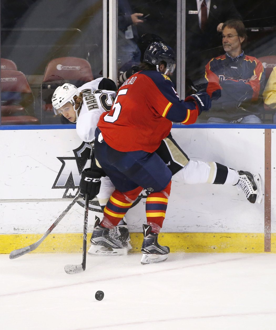 Aaron Ekblad nepustil Carla Hagelina do hry