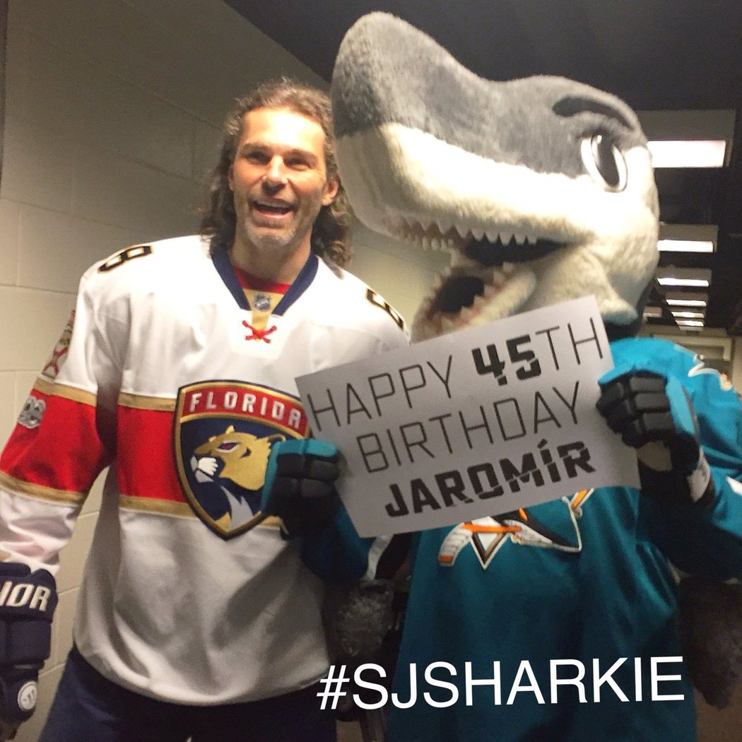 Jaromíru Jágrovi popřál před utkáním i maskot Sharks