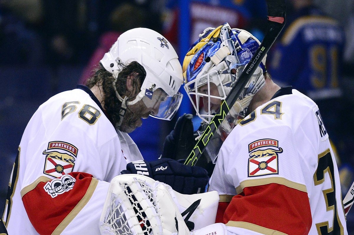 James Reimer přijímá po další výhře gratulaci od Jaromíra Jágra