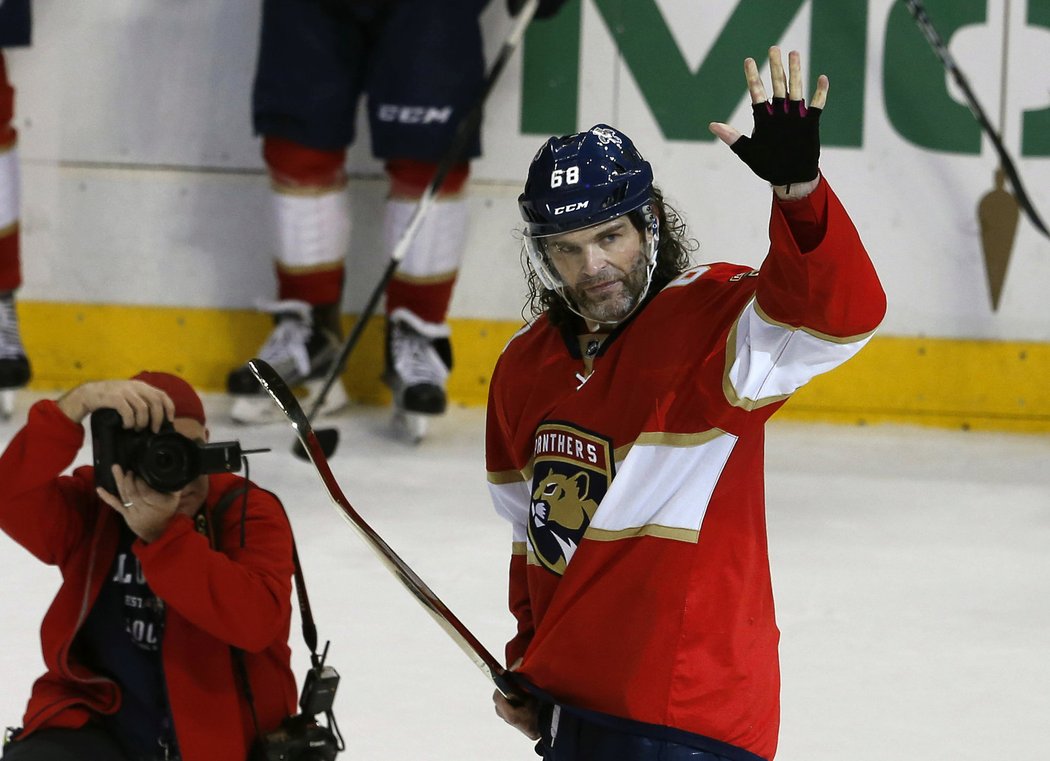 Jaromír Jágr si drží svou zlatou hokejku