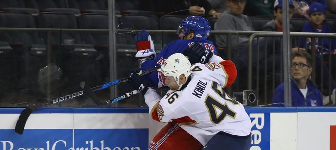 Obránce Jakub Kindl v akci proti Rangers