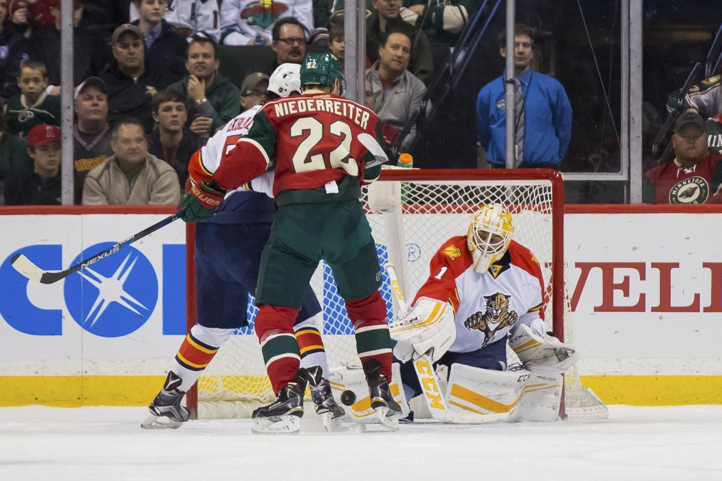 Roberto Luongo musel vystřídat zraněného Ala Montoyu už v první části hry