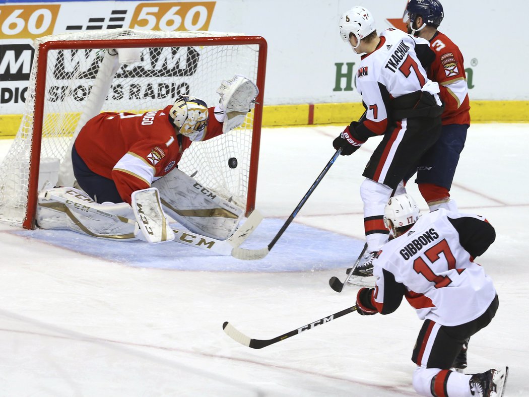 Brian Gibbons po trejdu z Anaheimu do Ottawy bodoval ve třech ze čtyř zápasů, tady střílí první gól v barvách Senators