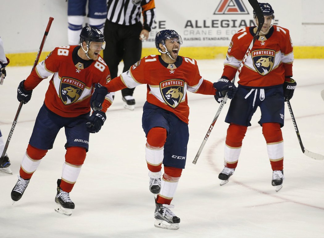 Vincent Trocheck se raduje, Jamie McGinn a Radim Vrbata přihlíží