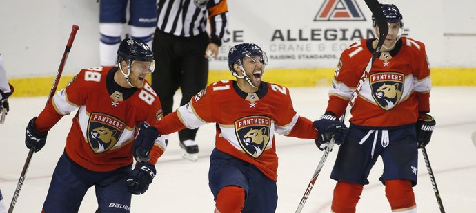 Vincent Trocheck se raduje, Jamie McGinn a Radim Vrbata přihlíží