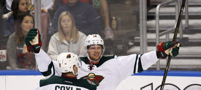 Charlie Coyle a Eric Staal se radují z dalšího puku v síti Panthers