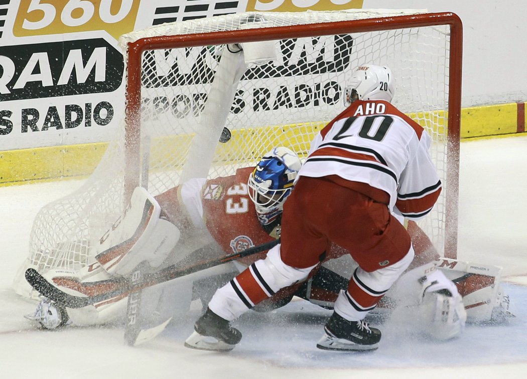 Sam Montembeault z Floridy si v premiéře NHL vedl solidně, padl až díky tomuto gólu v prodloužení