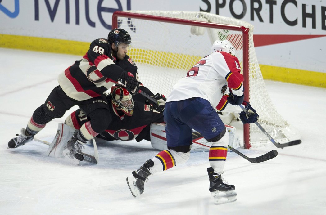 Brankář Craig Anderson nestačil na přesný Barkovův bekhend