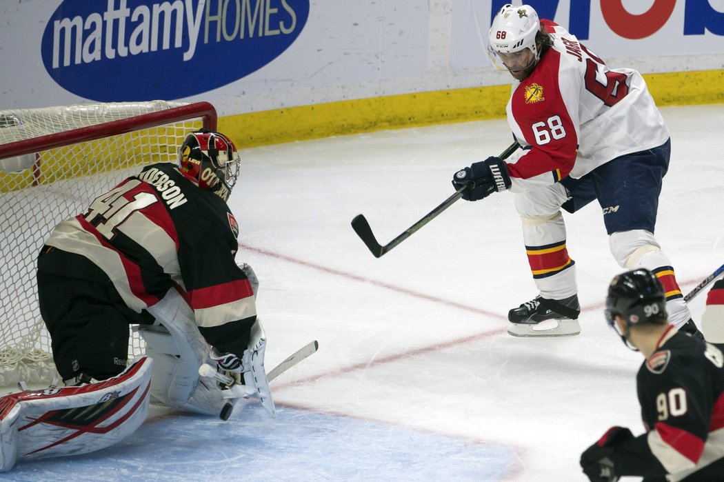 Brankář Ottawy Craig Anderson střelu Jaromíra Jágra zastavit nedokázal