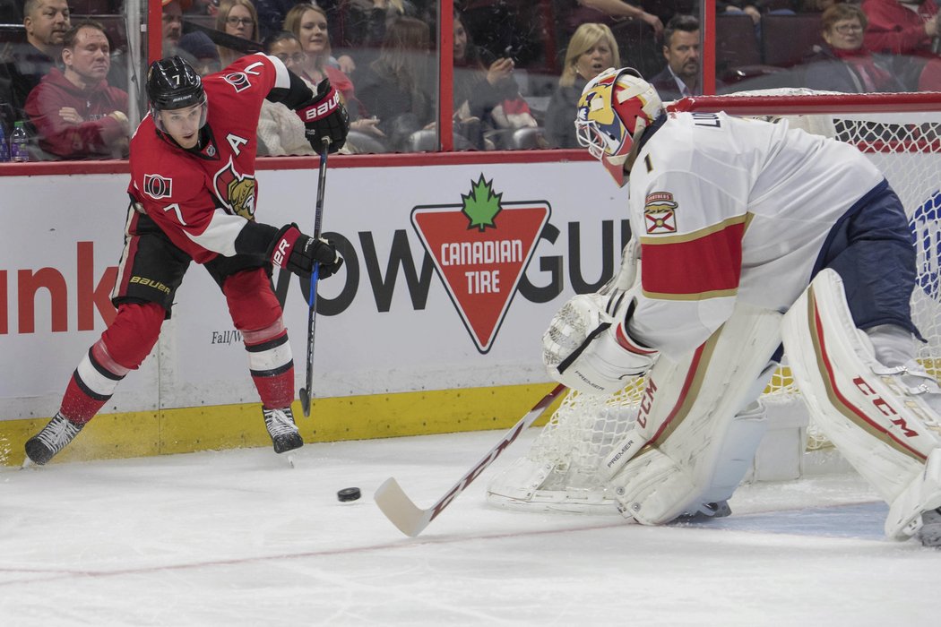 Roberto Luongo si hlídá tyčku v zápase proti Senators