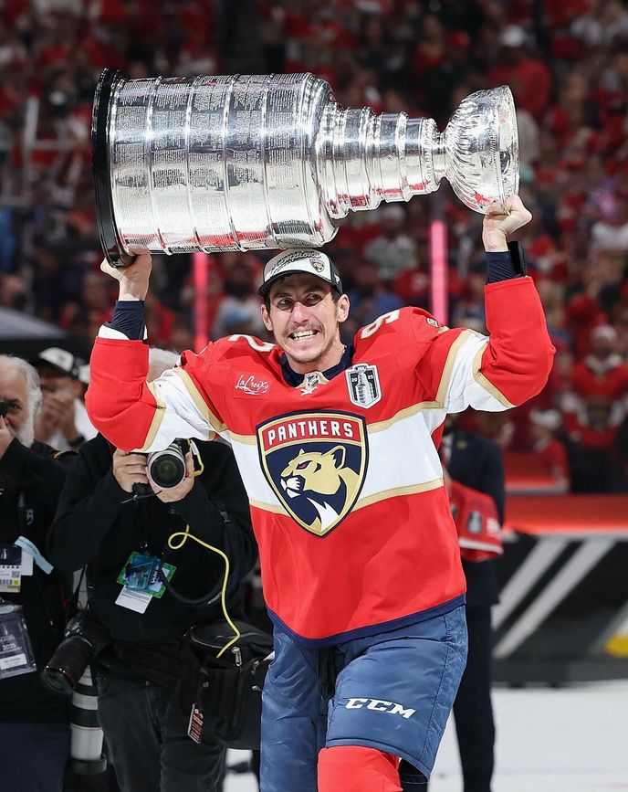 Český hokejista Tomáš Nosek v dresu Florida Panthers slaví zisk Stanley Cupu Český hokejista Tomáš Nosek v dresu Florida Panthers slaví zisk Stanley Cupu