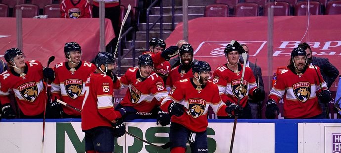 Obránce Keith Yandle (vpravo na ledě) vedle Radka Gudase se raduje z jubileního 100. gólu v NHL