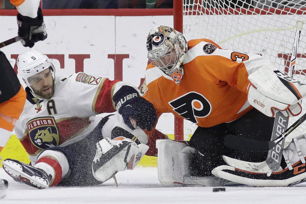 Brankář Flyers Steve Mason likviduje velkou šanci Floridy