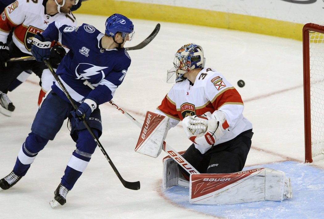 Brankář James Reimer tady byl úspěšnější než mladíček Alexander Volkov