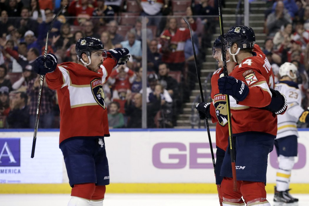 Colton Sceviour, Noel Acciari a Dominic Toninato slaví snížení na 1:3 proti Buffalu