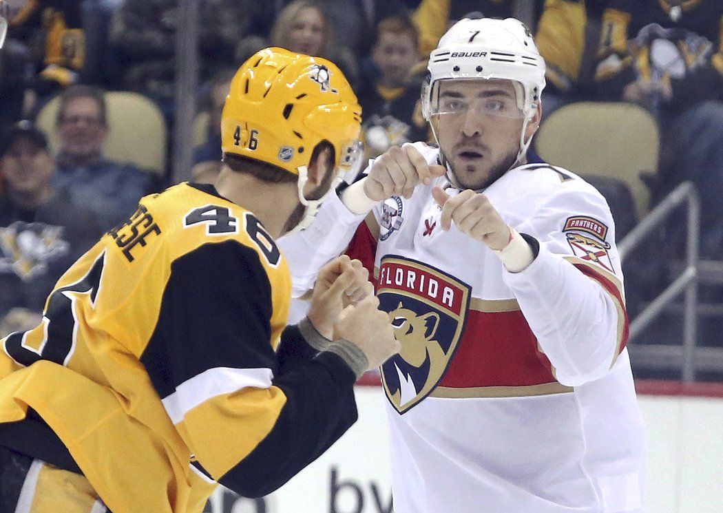 Colton Sceviour shodil rukavice se Zachem Aston-Reesem z Pittsburghu