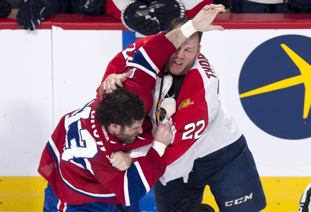 Shawn Thornton při bitce s montrealským Mikem Brownem