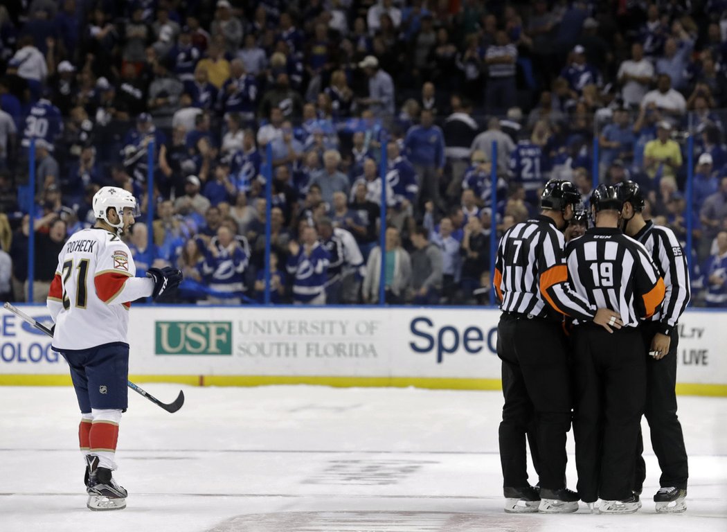 Vincent Trocheck čeká, až sudí posvětí jeho nájezd