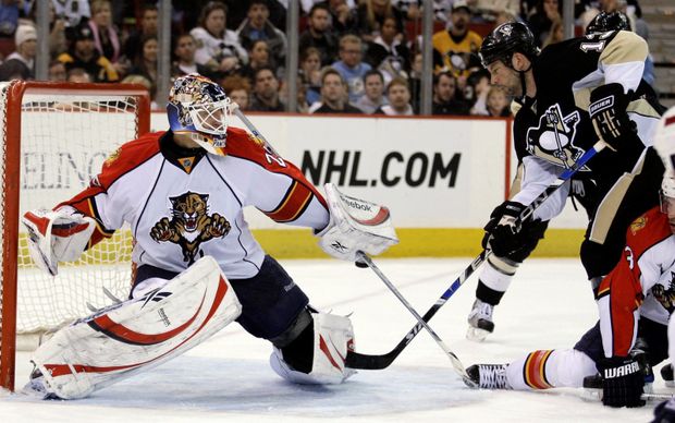 Tomáš Vokoun chytá šanci Billa Guerina z Pittsburghu. Tomáš Vokoun chytá šanci Billa Guerina z Pittsburghu.