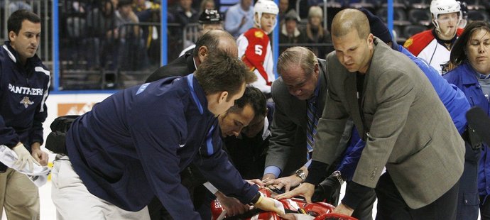 Lékaři odvážejí zraněného Tomáše Vokouna na nosítkách z ledu
