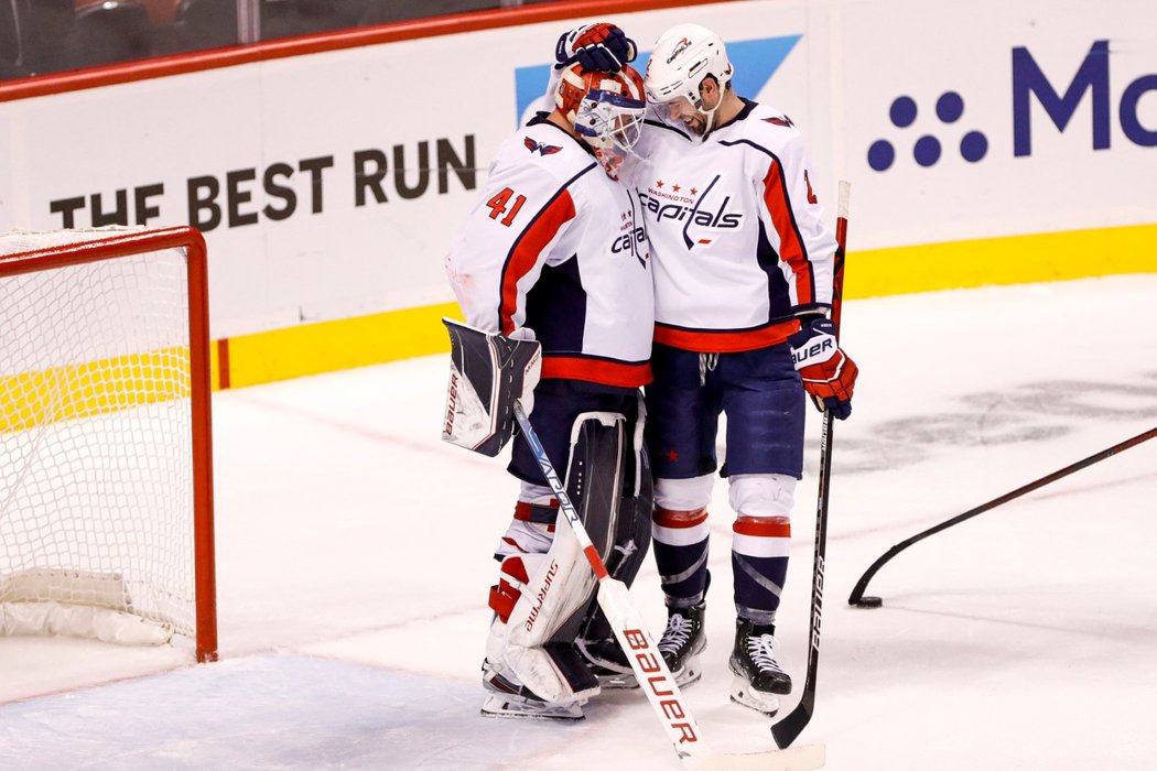 Brankář Capitals Vítek Vaněček pomohl k výhře třiceti zákroky