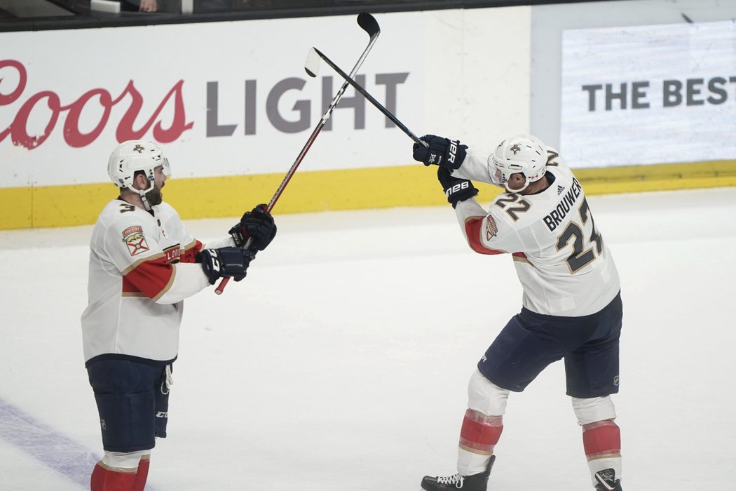 Keith Yandle a Troy Brouwer a jejich netradiční oslava vítězství proti Sharks