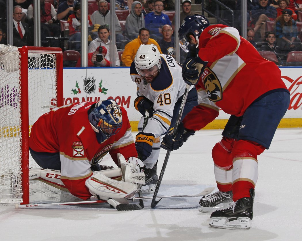 Brankář Roberto Luongo v nové masce pomohl Floridě porazit Buffalo 4:3 po nájezdech