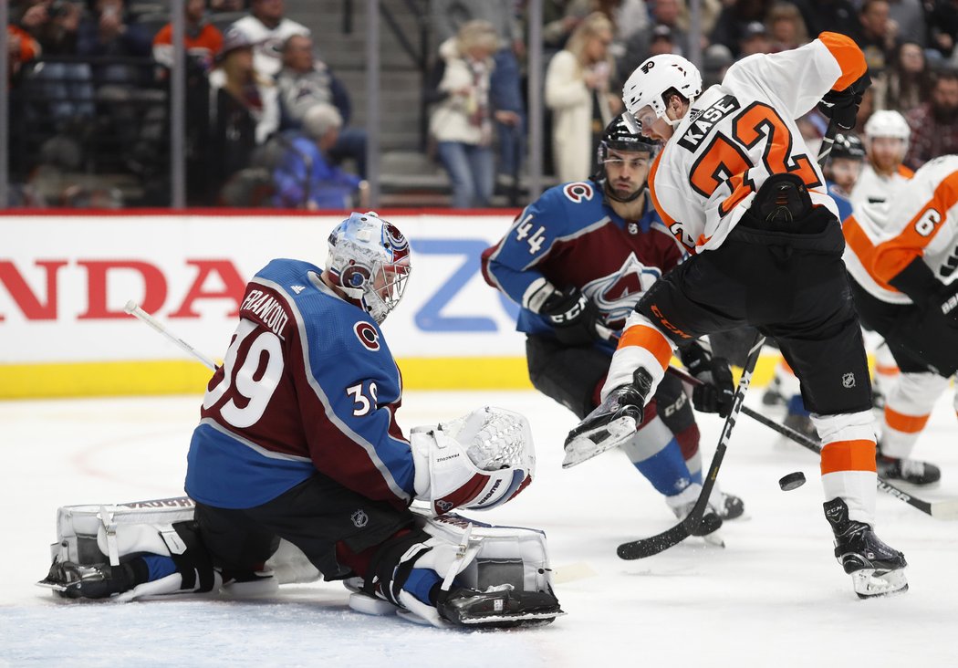 Pavel Francouz kryl v NHL 32 střel, dovedl Colorado k výhře 3:1 nad Philadelphií a stal se druhou hvězdou zápasu. V dresu poražených debutoval v soutěži David Kaše.