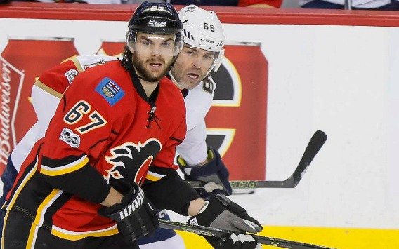 Michael Frolík se v pátečním utkání NHL podílel dvěma asistencemi na výhře hokejistů Calgary 4:2 na ledě Floridy.