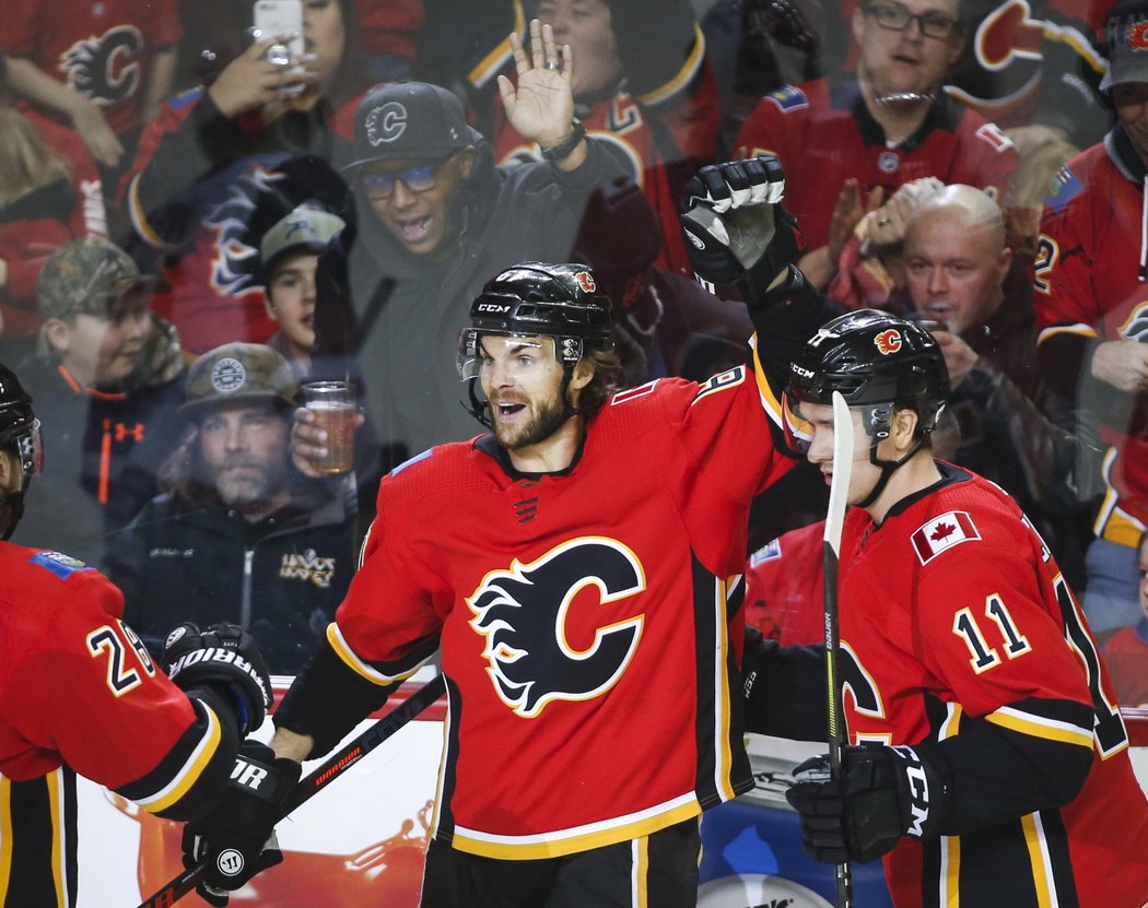 Michael Frolík se v NHL podílel gólem a nahrávkou na výhře Calgary 5:2 nad Arizonou.