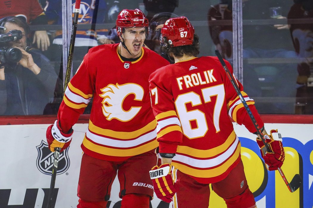 Michael Frolík pomohl v NHL asistencí k výhře Calgary 4:2 nad New Yorkem Islanders.