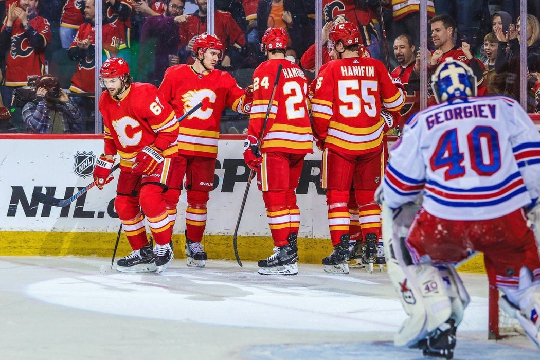 Michael Frolík přispěl v NHL gólem a přihrávkou k výhře Calgary 5:1 nad New Yorkem Rangers.