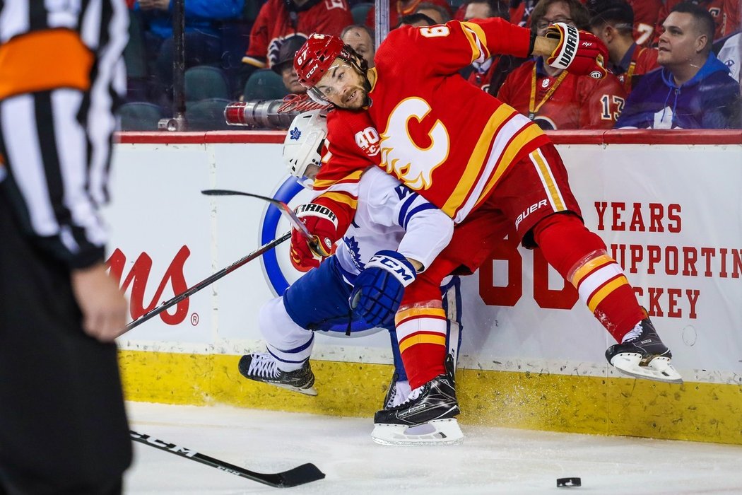 Michael Frolík svým zraněním v dresu Calgary umožnil Andrew Mangiapanemu zabydlet se v NHL