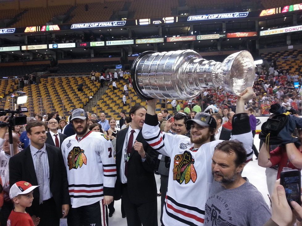 Michael Frolík se s rodinou raduje ze Stanley Cupu