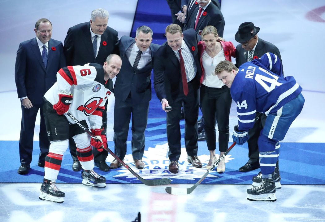 Čestné buly před utkáním Toronto - New Jersey mělo hvězdné obsazení, mimo jiné Martina Brodeura, Martina St. Louise či Willieho O&#39;Reeho