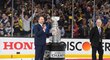 Komisař Gary Bettman s trofejí pro vítěze NHL