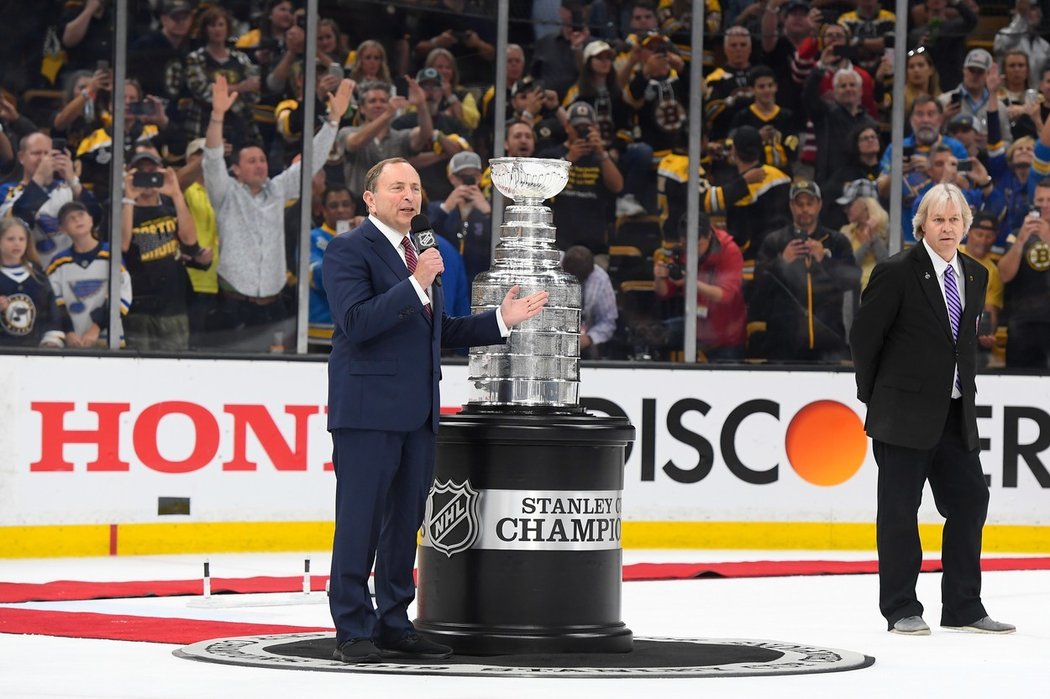 Komisař Gary Bettman s trofejí pro vítěze NHL