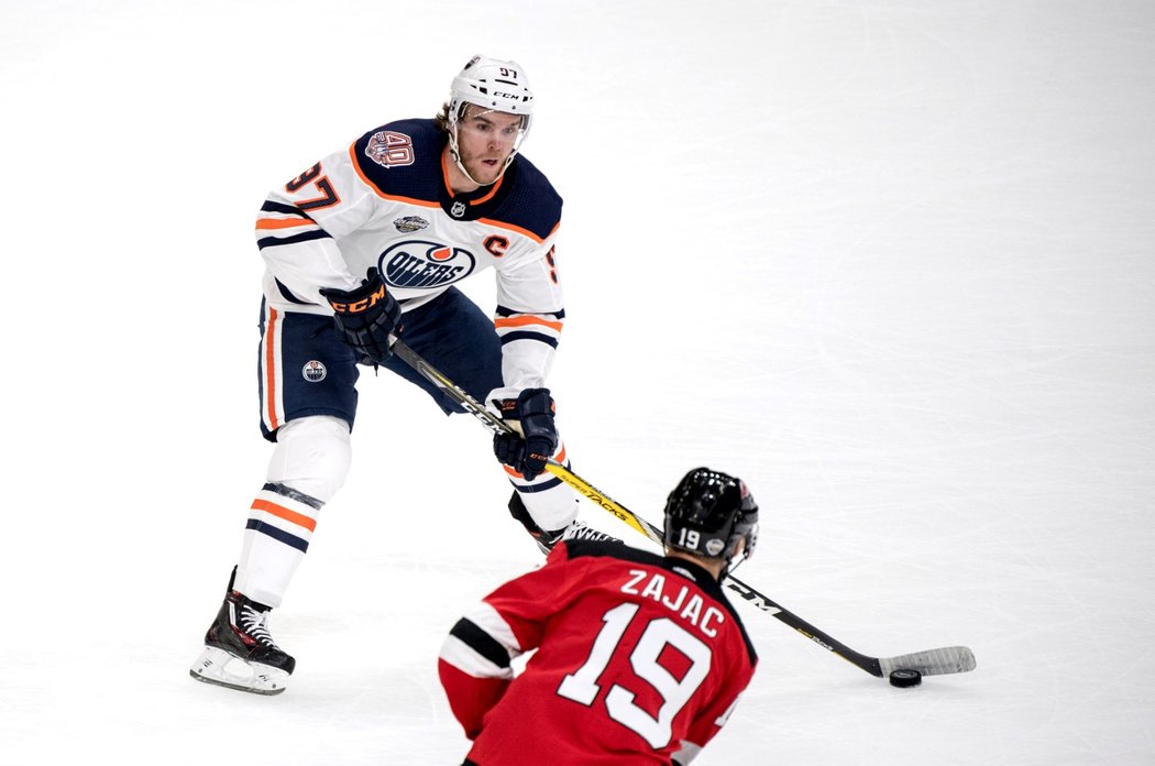 Kapitán Edmontonu Connor McDavid během utkání proti New Jersey ve Švédku