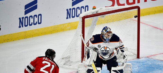 Kyle Palmieri překonává brankáře Edmontonu Cama Talbota