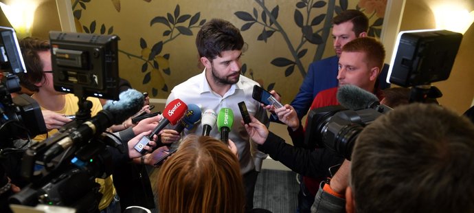 Obránce Chicaga Brent Seabrook odpovídá na dotazy novinářů po příletu do Prahy