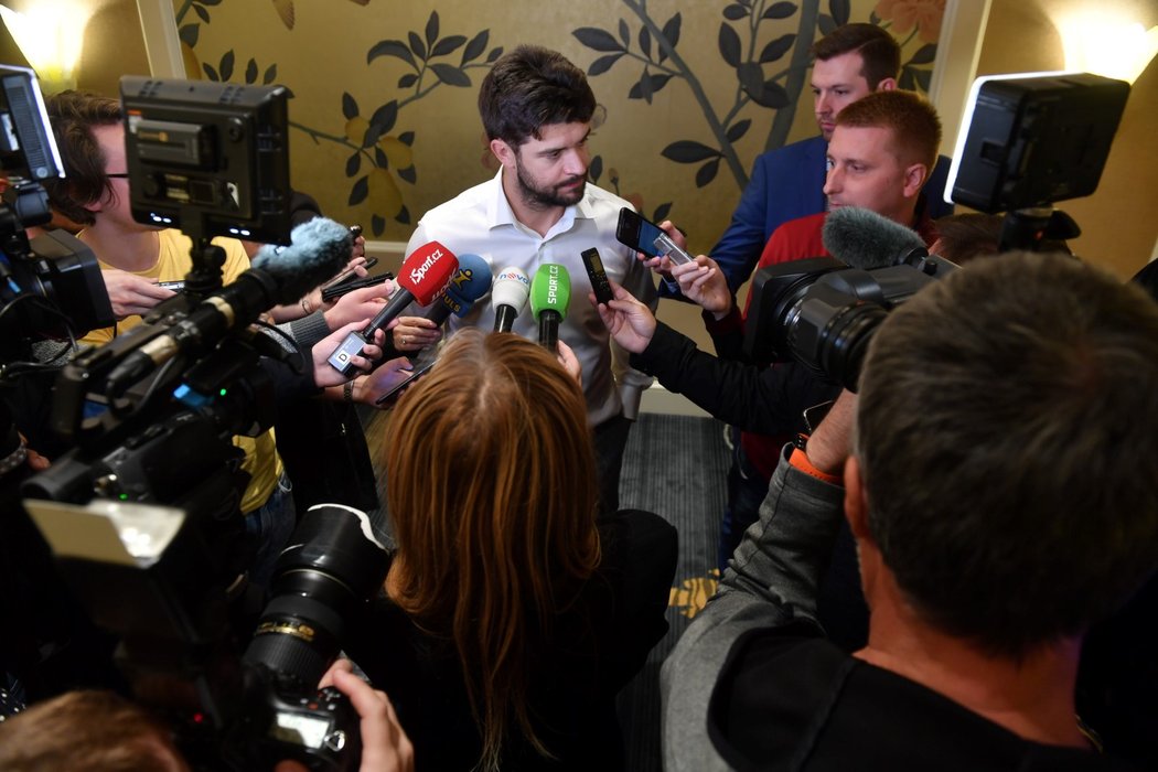 Obránce Chicaga Brent Seabrook odpovídá na dotazy novinářů po příletu do Prahy