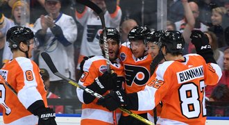 Philadelphia - Chicago 4:3. Bitvu NHL v Praze ovládl Voráček s Flyers