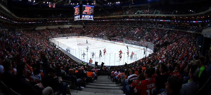 Pohled na zaplněnou O2 arenu během zápasu NHL