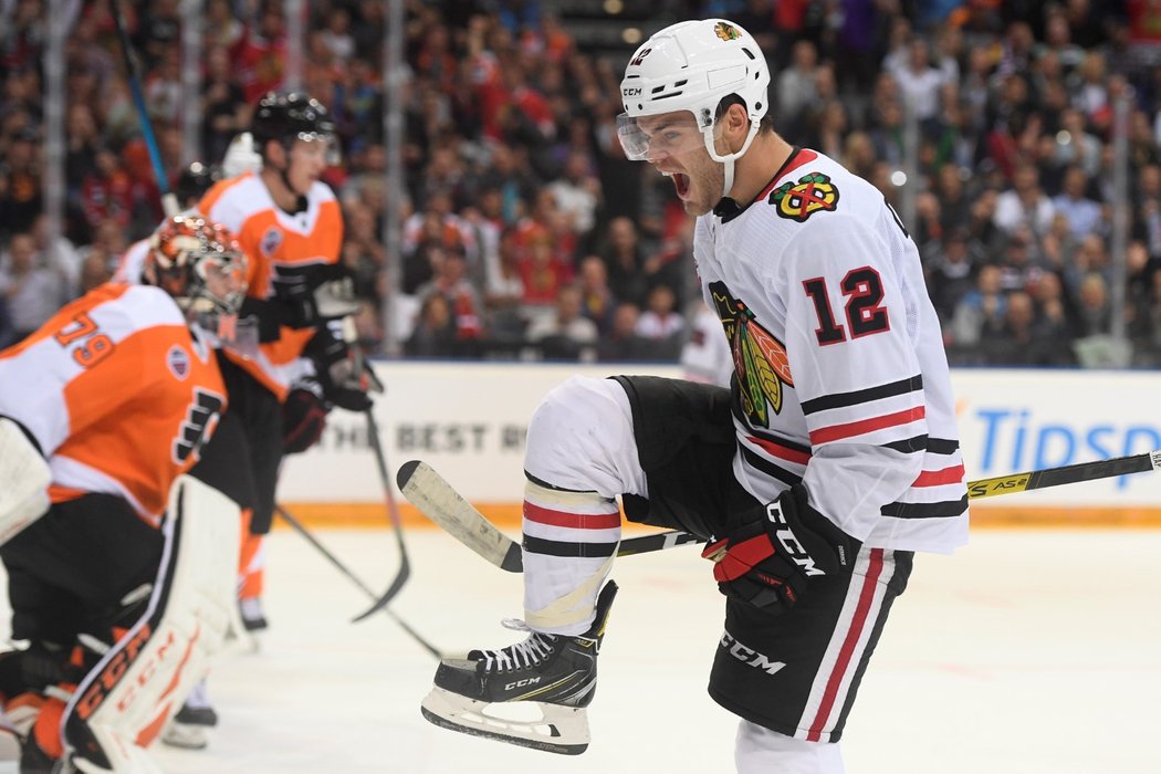 Chicagský střelec Alex DeBrincat oslavuje gól