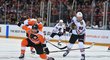 Kapitán Philadelphie Claude Giroux v souboji s útočníkem Chicaga Alexandrem Nylanderem